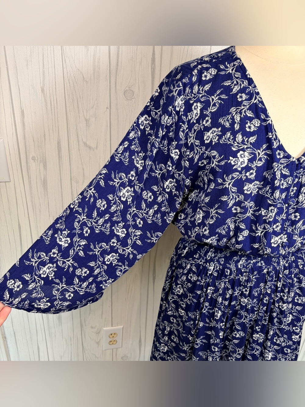 J.GHEE Navy Blue & White Floral Boho Flare Sleeve V-Neck Mini Dress, 1X - Picture 5 of 11